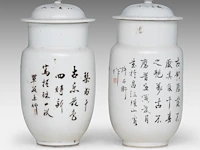 Two chinese famille rose 'one hundred antiquities' lidded jars, both signed and with a red seal mark on the bottom, republic period, total h 26,5 - 27,5 cm - afbeelding 3 van  6