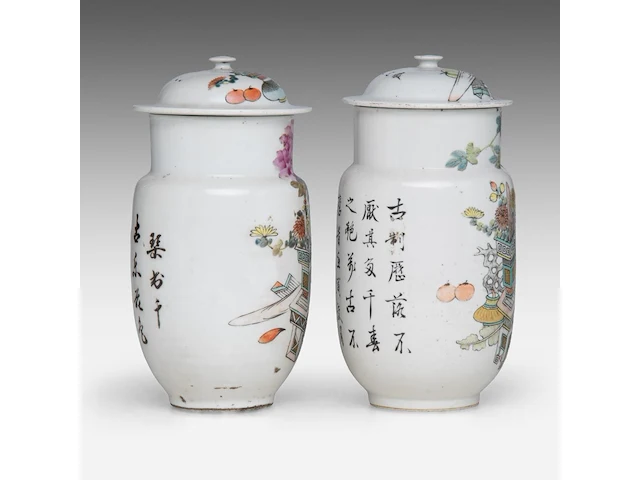 Two chinese famille rose 'one hundred antiquities' lidded jars, both signed and with a red seal mark on the bottom, republic period, total h 26,5 - 27,5 cm - afbeelding 4 van  6