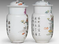 Two chinese famille rose 'one hundred antiquities' lidded jars, both signed and with a red seal mark on the bottom, republic period, total h 26,5 - 27,5 cm - afbeelding 4 van  6