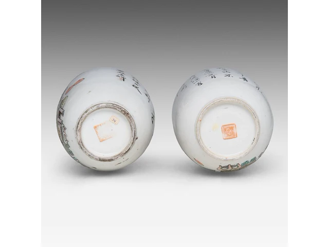 Two chinese famille rose 'one hundred antiquities' lidded jars, both signed and with a red seal mark on the bottom, republic period, total h 26,5 - 27,5 cm - afbeelding 6 van  6