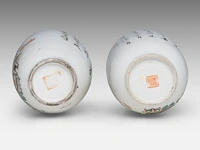 Two chinese famille rose 'one hundred antiquities' lidded jars, both signed and with a red seal mark on the bottom, republic period, total h 26,5 - 27,5 cm - afbeelding 6 van  6