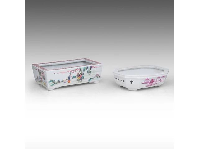 Two chinese famille rose planters, incl. a rectangular planter with figures, republic period, h 5,3 - 18 x 20,5 cm / h 8 - 14,5 x 24,5 cm - afbeelding 1 van  7