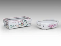 Two chinese famille rose planters, incl. a rectangular planter with figures, republic period, h 5,3 - 18 x 20,5 cm / h 8 - 14,5 x 24,5 cm