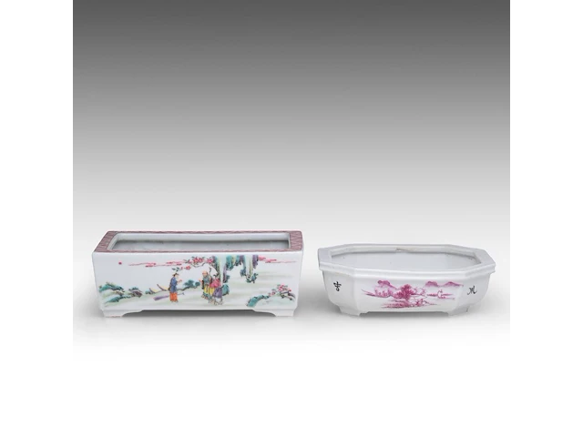 Two chinese famille rose planters, incl. a rectangular planter with figures, republic period, h 5,3 - 18 x 20,5 cm / h 8 - 14,5 x 24,5 cm - afbeelding 2 van  7