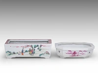 Two chinese famille rose planters, incl. a rectangular planter with figures, republic period, h 5,3 - 18 x 20,5 cm / h 8 - 14,5 x 24,5 cm - afbeelding 2 van  7