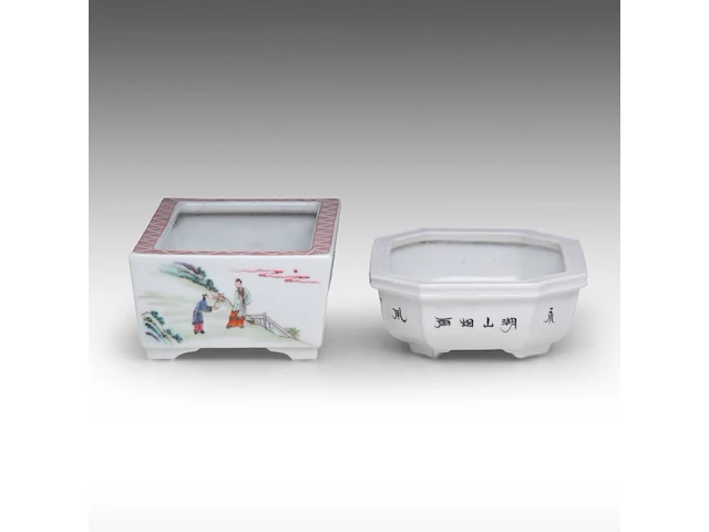 Two chinese famille rose planters, incl. a rectangular planter with figures, republic period, h 5,3 - 18 x 20,5 cm / h 8 - 14,5 x 24,5 cm - afbeelding 3 van  7