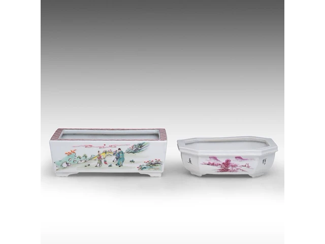 Two chinese famille rose planters, incl. a rectangular planter with figures, republic period, h 5,3 - 18 x 20,5 cm / h 8 - 14,5 x 24,5 cm - afbeelding 4 van  7
