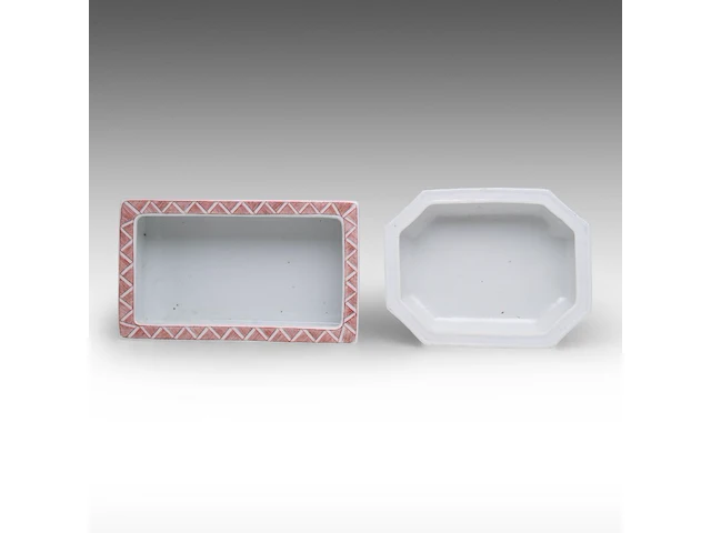 Two chinese famille rose planters, incl. a rectangular planter with figures, republic period, h 5,3 - 18 x 20,5 cm / h 8 - 14,5 x 24,5 cm - afbeelding 6 van  7
