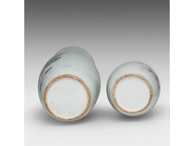 Two chinese famille rose vases, both decorated with beauties in a garden, republic period, h 43 - 59 cm - added a blue and white on celadon vase, 19thc, h 43 cm - afbeelding 7 van  7