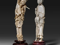 Two chinese ivory sculptures of fishermen, late qing dynasty (1850-1912), ivory h 25 cm - ivory 370g / ivory h 24 cm - total weight 477g (+) - afbeelding 2 van  8