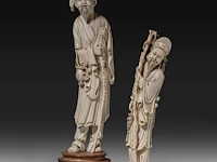 Two chinese ivory sculptures of immortals, late qing dynasty, total h 34 cm - ivory h 30 cm - total weight 888g / h 26 cm - 385g (+)