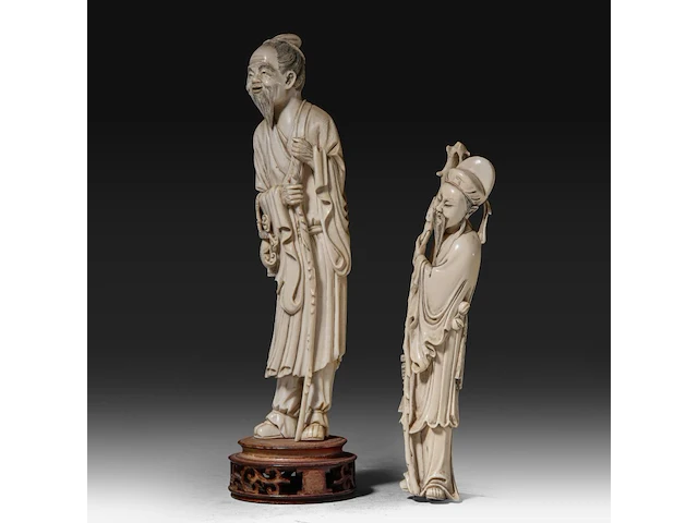Two chinese ivory sculptures of immortals, late qing dynasty, total h 34 cm - ivory h 30 cm - total weight 888g / h 26 cm - 385g (+) - afbeelding 2 van  7