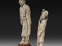 Two chinese ivory sculptures of immortals, late qing dynasty, total h 34 cm - ivory h 30 cm - total weight 888g / h 26 cm - 385g (+) - afbeelding 2 van  7