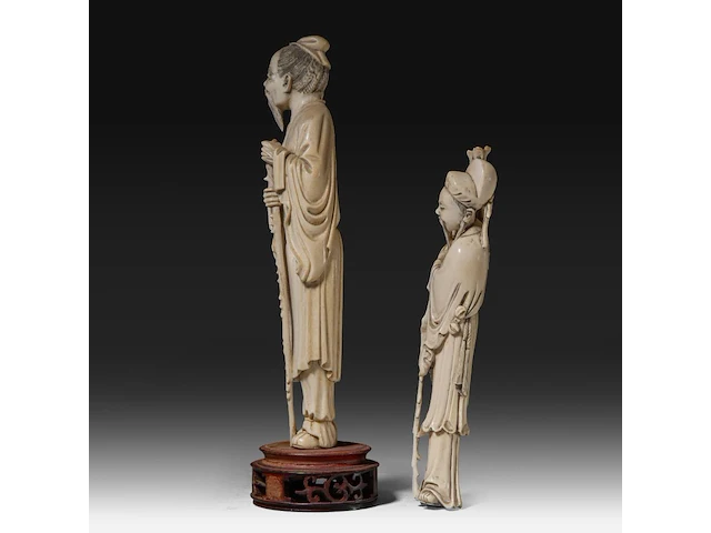 Two chinese ivory sculptures of immortals, late qing dynasty, total h 34 cm - ivory h 30 cm - total weight 888g / h 26 cm - 385g (+) - afbeelding 3 van  7