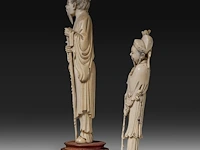Two chinese ivory sculptures of immortals, late qing dynasty, total h 34 cm - ivory h 30 cm - total weight 888g / h 26 cm - 385g (+) - afbeelding 3 van  7