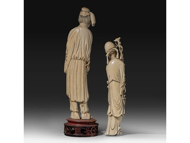 Two chinese ivory sculptures of immortals, late qing dynasty, total h 34 cm - ivory h 30 cm - total weight 888g / h 26 cm - 385g (+) - afbeelding 4 van  7