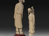 Two chinese ivory sculptures of immortals, late qing dynasty, total h 34 cm - ivory h 30 cm - total weight 888g / h 26 cm - 385g (+) - afbeelding 4 van  7