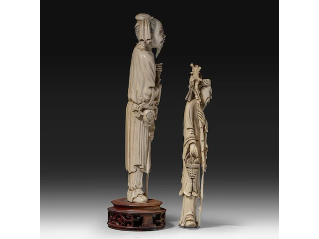 Two chinese ivory sculptures of immortals, late qing dynasty, total h 34 cm - ivory h 30 cm - total weight 888g / h 26 cm - 385g (+) - afbeelding 5 van  7