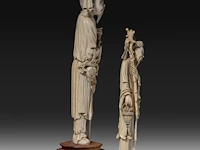 Two chinese ivory sculptures of immortals, late qing dynasty, total h 34 cm - ivory h 30 cm - total weight 888g / h 26 cm - 385g (+) - afbeelding 5 van  7