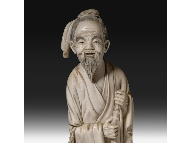 Two chinese ivory sculptures of immortals, late qing dynasty, total h 34 cm - ivory h 30 cm - total weight 888g / h 26 cm - 385g (+) - afbeelding 6 van  7