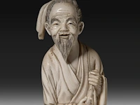 Two chinese ivory sculptures of immortals, late qing dynasty, total h 34 cm - ivory h 30 cm - total weight 888g / h 26 cm - 385g (+) - afbeelding 6 van  7
