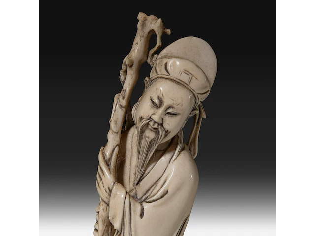 Two chinese ivory sculptures of immortals, late qing dynasty, total h 34 cm - ivory h 30 cm - total weight 888g / h 26 cm - 385g (+) - afbeelding 7 van  7