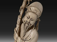 Two chinese ivory sculptures of immortals, late qing dynasty, total h 34 cm - ivory h 30 cm - total weight 888g / h 26 cm - 385g (+) - afbeelding 7 van  7