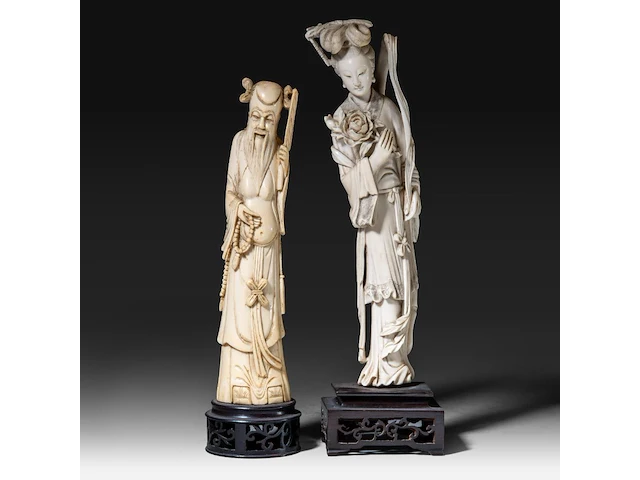 Two chinese ivory sculptures, one of a lady holding a flower, the other of a sage, late qing dynasty, total h 35 cm - ivory h 29,5 cm - total weight 750g / total h 30,5 cm - ivory h 26,5 cm - total weight 538g (+) - afbeelding 1 van  9