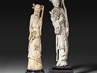 Two chinese ivory sculptures, one of a lady holding a flower, the other of a sage, late qing dynasty, total h 35 cm - ivory h 29,5 cm - total weight 750g / total h 30,5 cm - ivory h 26,5 cm - total weight 538g (+)