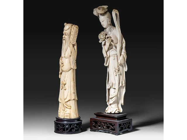 Two chinese ivory sculptures, one of a lady holding a flower, the other of a sage, late qing dynasty, total h 35 cm - ivory h 29,5 cm - total weight 750g / total h 30,5 cm - ivory h 26,5 cm - total weight 538g (+) - afbeelding 2 van  9
