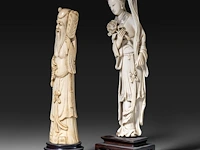 Two chinese ivory sculptures, one of a lady holding a flower, the other of a sage, late qing dynasty, total h 35 cm - ivory h 29,5 cm - total weight 750g / total h 30,5 cm - ivory h 26,5 cm - total weight 538g (+) - afbeelding 2 van  9
