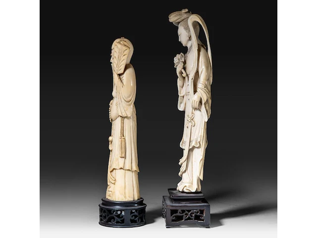 Two chinese ivory sculptures, one of a lady holding a flower, the other of a sage, late qing dynasty, total h 35 cm - ivory h 29,5 cm - total weight 750g / total h 30,5 cm - ivory h 26,5 cm - total weight 538g (+) - afbeelding 3 van  9
