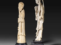 Two chinese ivory sculptures, one of a lady holding a flower, the other of a sage, late qing dynasty, total h 35 cm - ivory h 29,5 cm - total weight 750g / total h 30,5 cm - ivory h 26,5 cm - total weight 538g (+) - afbeelding 3 van  9