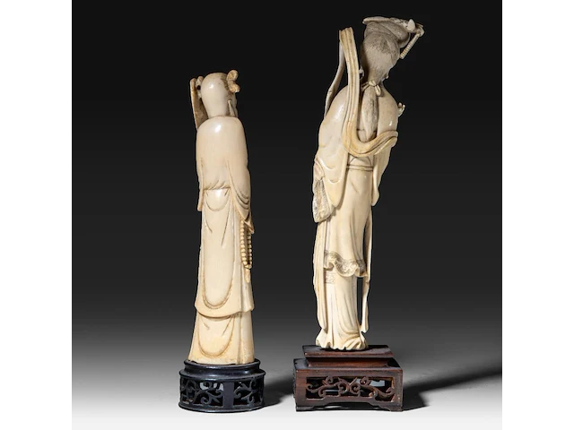 Two chinese ivory sculptures, one of a lady holding a flower, the other of a sage, late qing dynasty, total h 35 cm - ivory h 29,5 cm - total weight 750g / total h 30,5 cm - ivory h 26,5 cm - total weight 538g (+) - afbeelding 4 van  9