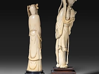 Two chinese ivory sculptures, one of a lady holding a flower, the other of a sage, late qing dynasty, total h 35 cm - ivory h 29,5 cm - total weight 750g / total h 30,5 cm - ivory h 26,5 cm - total weight 538g (+) - afbeelding 4 van  9