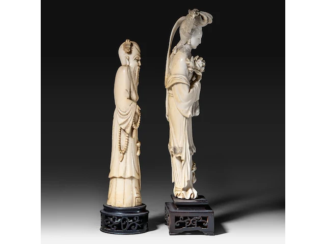 Two chinese ivory sculptures, one of a lady holding a flower, the other of a sage, late qing dynasty, total h 35 cm - ivory h 29,5 cm - total weight 750g / total h 30,5 cm - ivory h 26,5 cm - total weight 538g (+) - afbeelding 5 van  9