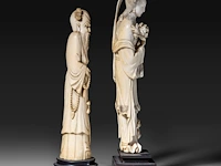 Two chinese ivory sculptures, one of a lady holding a flower, the other of a sage, late qing dynasty, total h 35 cm - ivory h 29,5 cm - total weight 750g / total h 30,5 cm - ivory h 26,5 cm - total weight 538g (+) - afbeelding 5 van  9