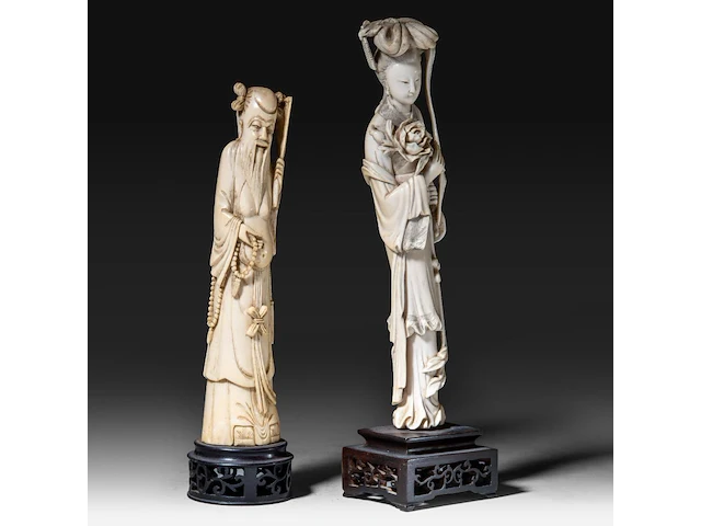 Two chinese ivory sculptures, one of a lady holding a flower, the other of a sage, late qing dynasty, total h 35 cm - ivory h 29,5 cm - total weight 750g / total h 30,5 cm - ivory h 26,5 cm - total weight 538g (+) - afbeelding 6 van  9