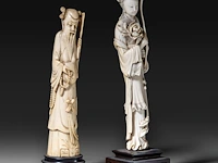 Two chinese ivory sculptures, one of a lady holding a flower, the other of a sage, late qing dynasty, total h 35 cm - ivory h 29,5 cm - total weight 750g / total h 30,5 cm - ivory h 26,5 cm - total weight 538g (+) - afbeelding 6 van  9