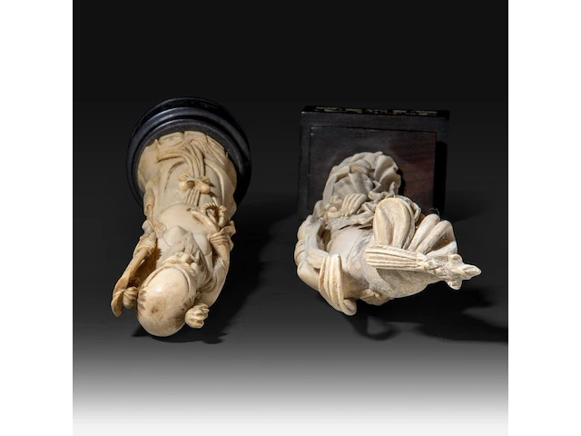 Two chinese ivory sculptures, one of a lady holding a flower, the other of a sage, late qing dynasty, total h 35 cm - ivory h 29,5 cm - total weight 750g / total h 30,5 cm - ivory h 26,5 cm - total weight 538g (+) - afbeelding 7 van  9