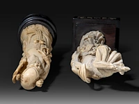 Two chinese ivory sculptures, one of a lady holding a flower, the other of a sage, late qing dynasty, total h 35 cm - ivory h 29,5 cm - total weight 750g / total h 30,5 cm - ivory h 26,5 cm - total weight 538g (+) - afbeelding 7 van  9