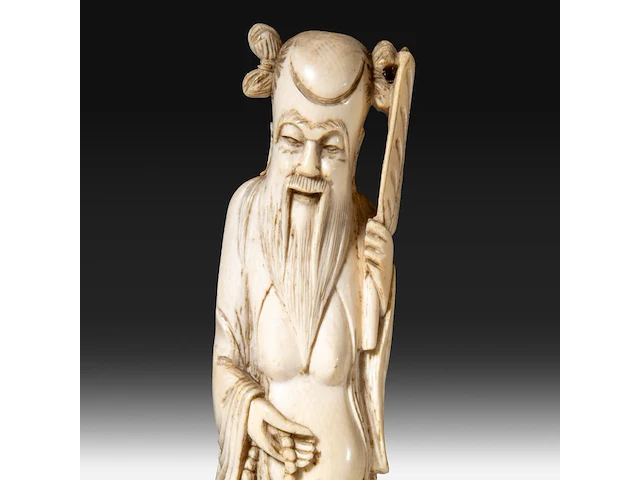 Two chinese ivory sculptures, one of a lady holding a flower, the other of a sage, late qing dynasty, total h 35 cm - ivory h 29,5 cm - total weight 750g / total h 30,5 cm - ivory h 26,5 cm - total weight 538g (+) - afbeelding 8 van  9