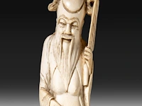Two chinese ivory sculptures, one of a lady holding a flower, the other of a sage, late qing dynasty, total h 35 cm - ivory h 29,5 cm - total weight 750g / total h 30,5 cm - ivory h 26,5 cm - total weight 538g (+) - afbeelding 8 van  9