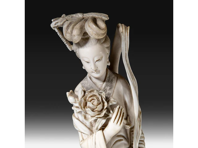 Two chinese ivory sculptures, one of a lady holding a flower, the other of a sage, late qing dynasty, total h 35 cm - ivory h 29,5 cm - total weight 750g / total h 30,5 cm - ivory h 26,5 cm - total weight 538g (+) - afbeelding 9 van  9