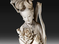Two chinese ivory sculptures, one of a lady holding a flower, the other of a sage, late qing dynasty, total h 35 cm - ivory h 29,5 cm - total weight 750g / total h 30,5 cm - ivory h 26,5 cm - total weight 538g (+) - afbeelding 9 van  9
