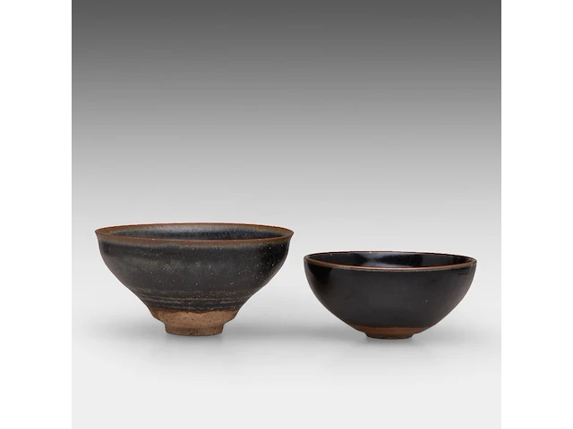 Two chinese jian ware tea bowls, 20thc, h 6,5 - ø 12,4 cm / h 5 - ø 11 cm - afbeelding 1 van  6