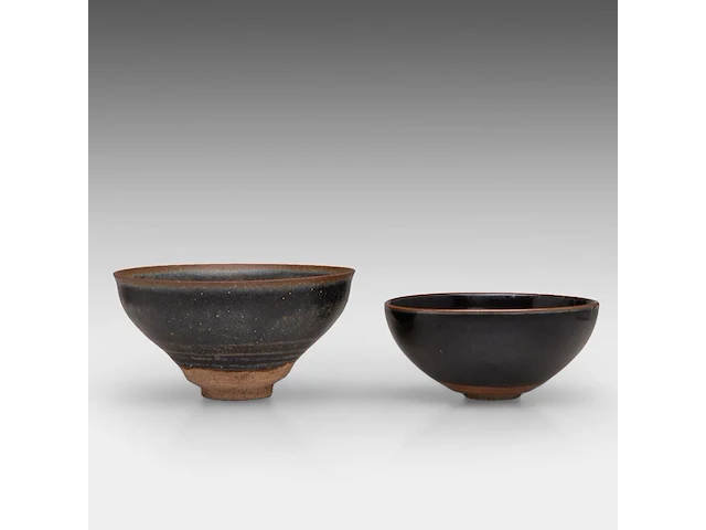 Two chinese jian ware tea bowls, 20thc, h 6,5 - ø 12,4 cm / h 5 - ø 11 cm - afbeelding 2 van  6