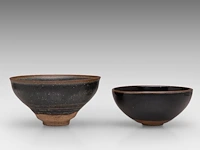 Two chinese jian ware tea bowls, 20thc, h 6,5 - ø 12,4 cm / h 5 - ø 11 cm - afbeelding 2 van  6