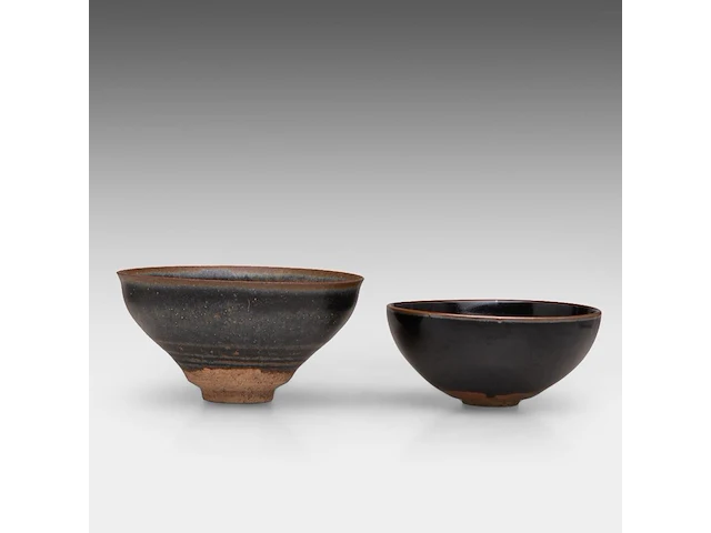 Two chinese jian ware tea bowls, 20thc, h 6,5 - ø 12,4 cm / h 5 - ø 11 cm - afbeelding 3 van  6