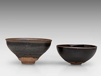 Two chinese jian ware tea bowls, 20thc, h 6,5 - ø 12,4 cm / h 5 - ø 11 cm - afbeelding 3 van  6